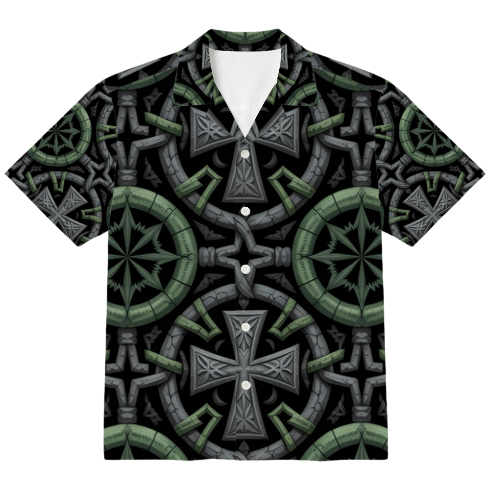 Kurzarmhemd mit grün-grauem Keltenkreuz-Muster auf dunklem Holz neben einer brennenden Kerze und altem Buch.