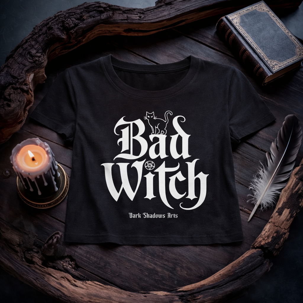 Bad Witch Ladies Cropped Tee in Schwarz von Dark Shadows Arts im Gothic Mockup mit Kerze, Feder und Buch – okkultes Statement Shirt mit schwarzer Katze