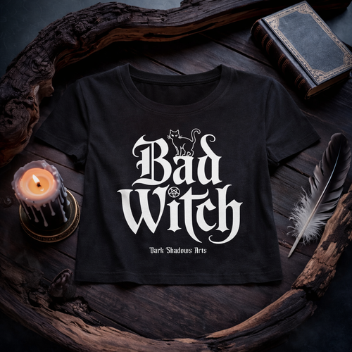Bad Witch Ladies Cropped Tee in Schwarz von Dark Shadows Arts im Gothic Mockup mit Kerze, Feder und Buch – okkultes Statement Shirt mit schwarzer Katze