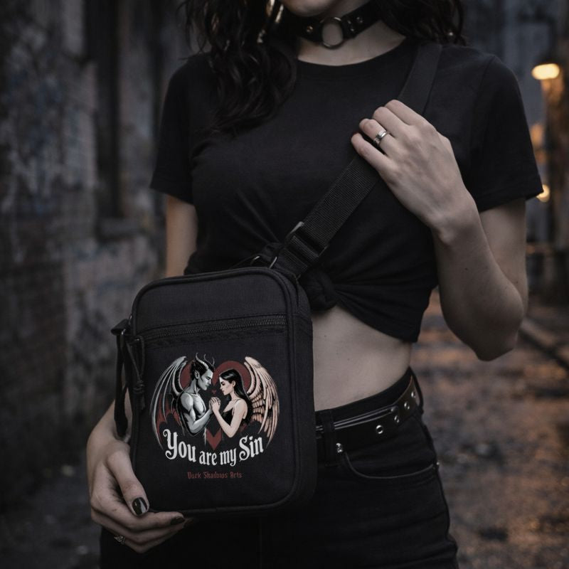 Dark Shadows Arts Umhängetasche in Schwarz mit Motiv „You Are My Sin“ – Gothic Frau trägt Crossbody Tasche im urbanen Nacht-Setting, Engel-und-Dämon-Design im Dark Romantic Sti