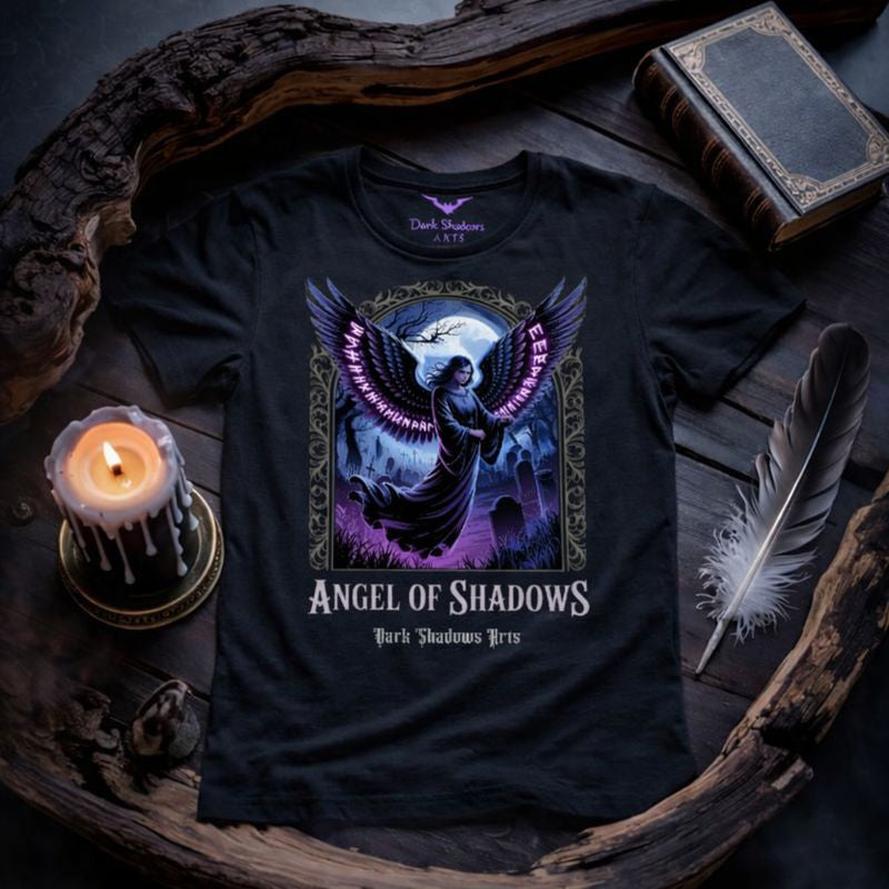 Schwarzes Premium T-Shirt von Dark Shadows Arts mit Gothic-Motiv Angel of Shadows, dunkler Engel mit schwarzen Flügeln vor mystischem Friedhof, Dark Romantic Gothic Streetwear