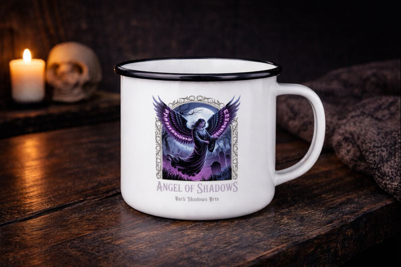 Emaille Tasse mit Angel of Shadows Motiv von Dark Shadows Arts im dunklen, ruhigen Setting