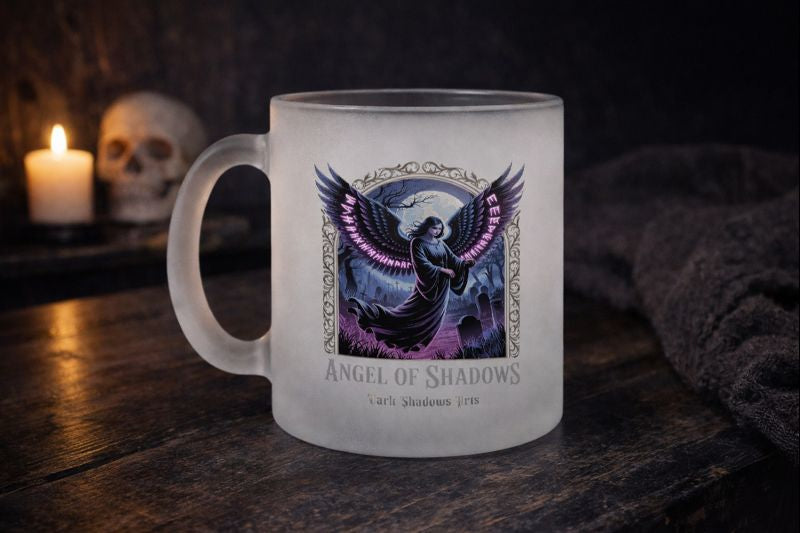 Glas-Tasse satiniert mit Angel of Shadows Porträt von Dark Shadows Arts im ruhigen, dunklen Setting