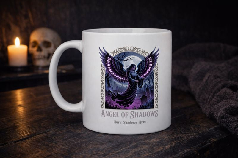 Keramiktasse mit Angel of Shadows Porträt von Dark Shadows Arts im düsteren, ruhigen Lifestyle-Look