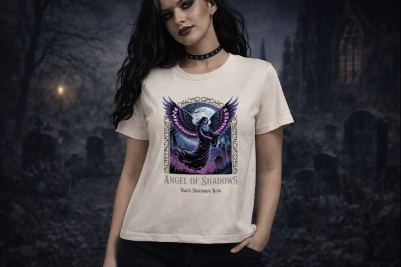 Premium Organic Shirt Women mit Angel of Shadows Motiv von Dark Shadows Arts im ruhigen, dunklen Setting