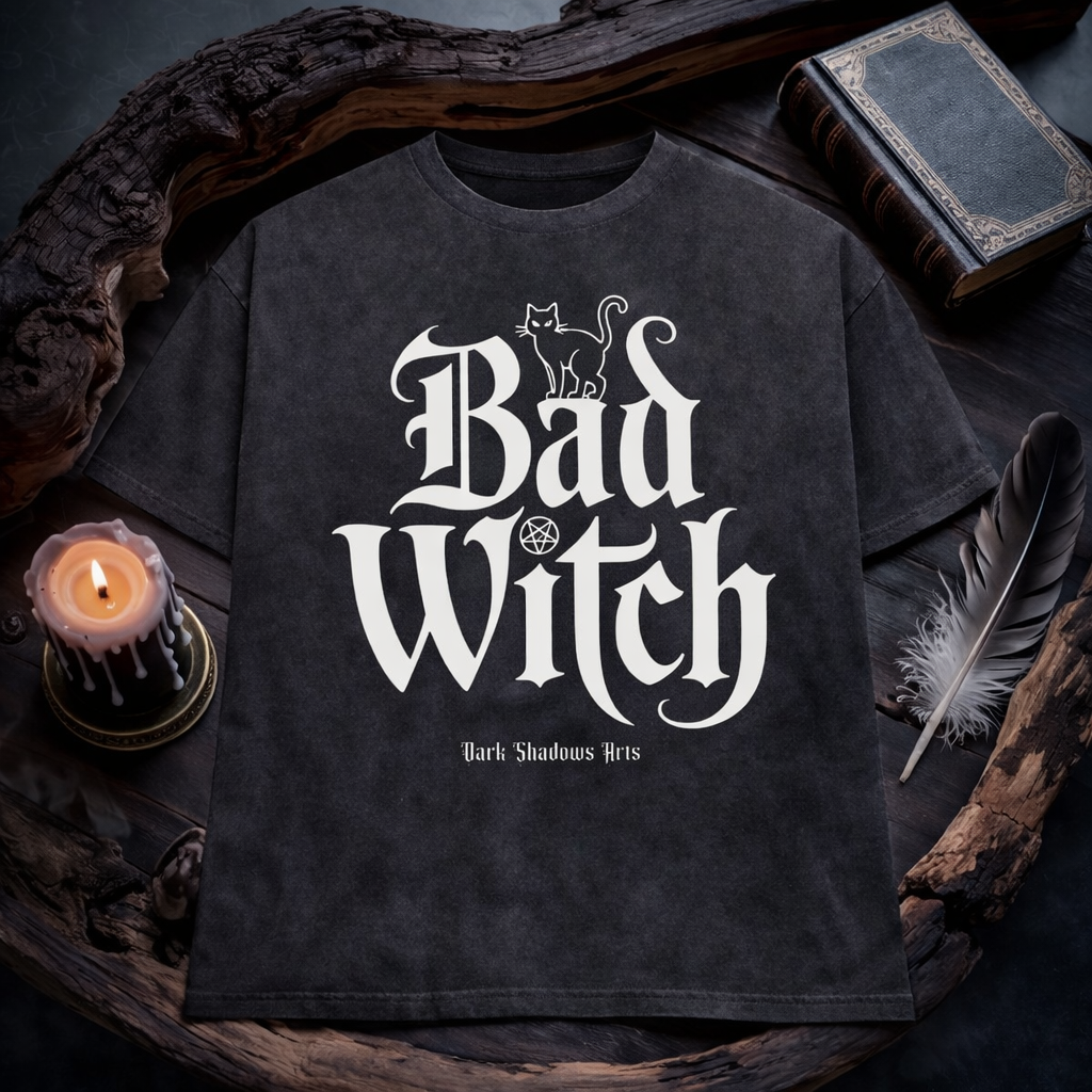 Dark Shadows Arts Bad Witch Heavy Cotton Oversized Shirt in Washed Black mit Gothic Schriftzug, schwarzer Katze und okkultem Symbol – Hexen, Magier & Zauberkunst Kollektion
