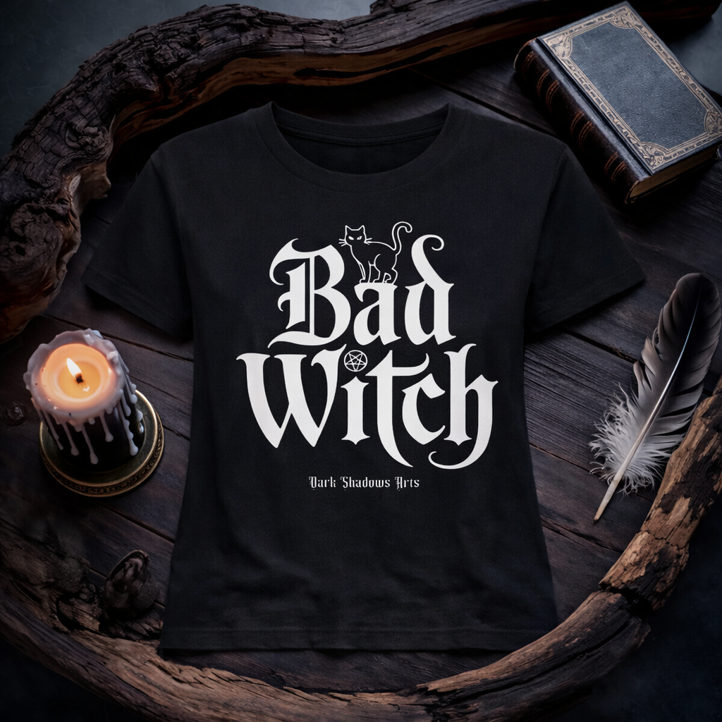 Dark Shadows Arts Bad Witch Premium Organic Shirt Women in Schwarz mit Gothic Schriftzug, schwarzer Katze und okkultem Symbol – Hexen, Magier & Zauberkunst Kollektion