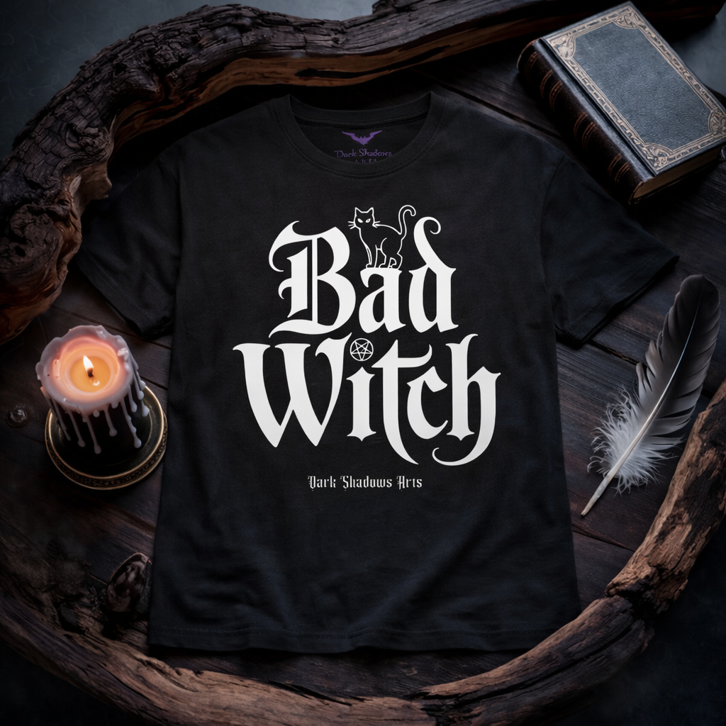 Dark Shadows Arts Bad Witch Premium T-Shirt in Schwarz mit Gothic Schriftzug, schwarzer Katze und okkultem Symbol – Hexen, Magier & Zauberkunst Kollektion
