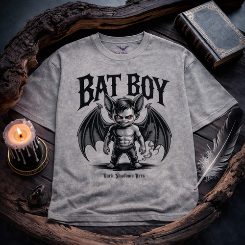 Dark Shadows Arts Bat Boy Infernal Kid Heavy Cotton Oversized Shirt in Grau mit dämonischem Fledermaus-Jungen, roten Augen und Gothic „Bat Boy“ Schriftzug – Lore & Legenden Kollektion