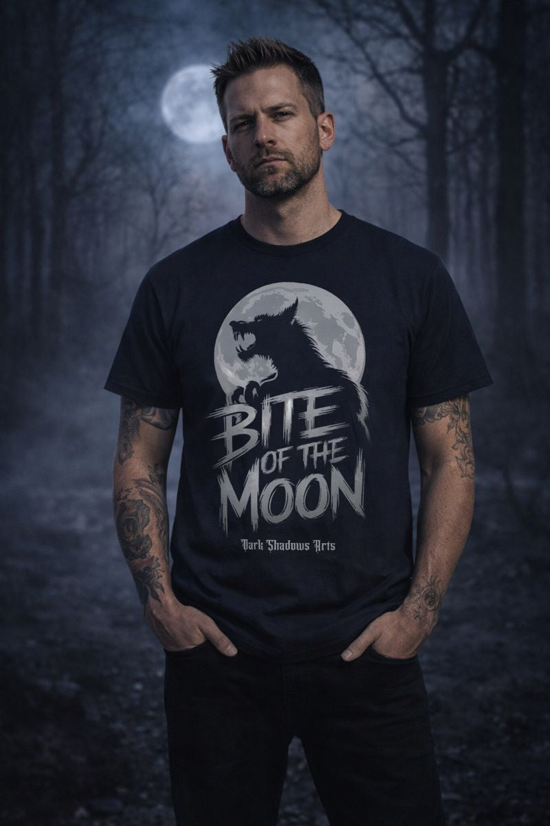 Model trägt Dark Shadows Arts T-Shirt „Bite of the Moon“ mit Werwolf-Motiv und Vollmond im Gothic Horror Stil
