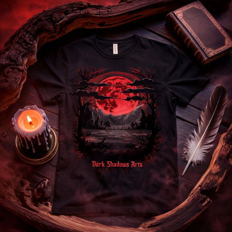 Dark Shadows Arts Premium Gothic T-Shirt in Schwarz mit rotem Blutmond-Motiv „Blood Moon Silence“, düstere Waldlandschaft mit Ästen und Mondreflexion, Schattenpoesie Classix Design für Dark Wave, Gothic und alternative Ästhetik.