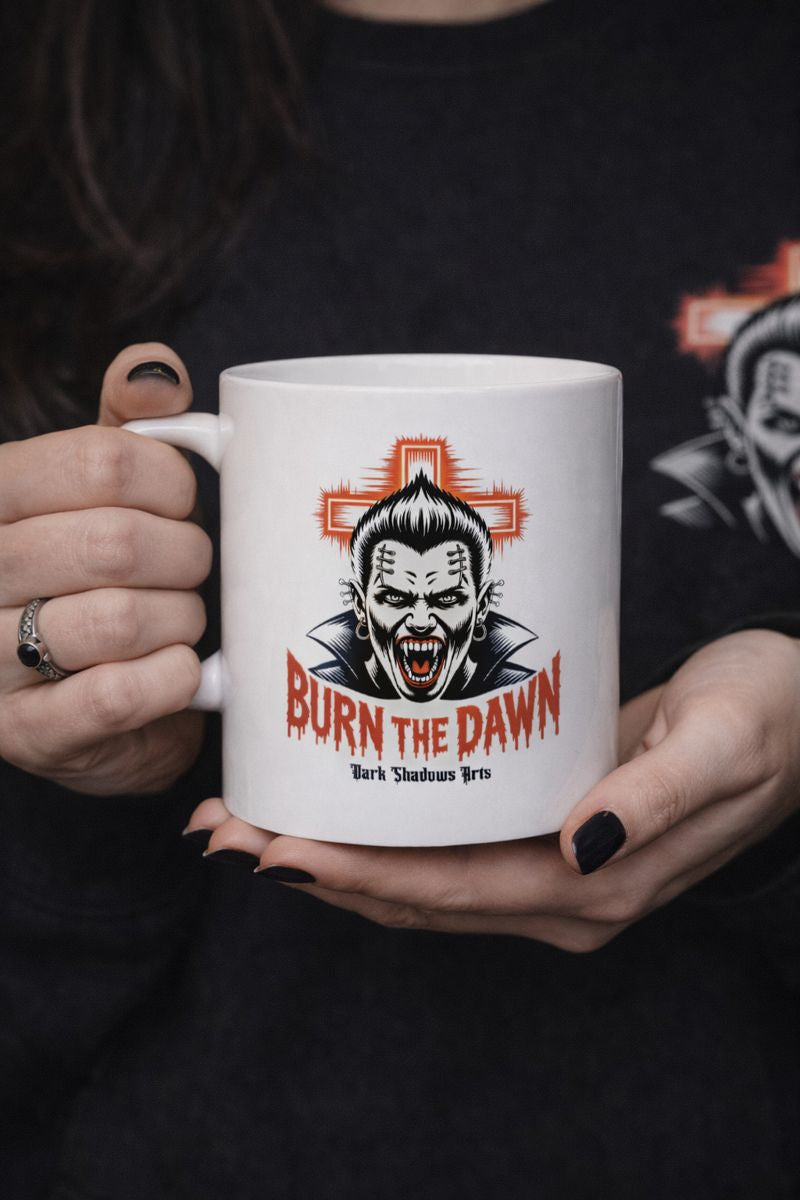 Keramiktasse mit Burn the Dawn Vampirmotiv von Dark Shadows Arts im dunklen, provokanten Setting