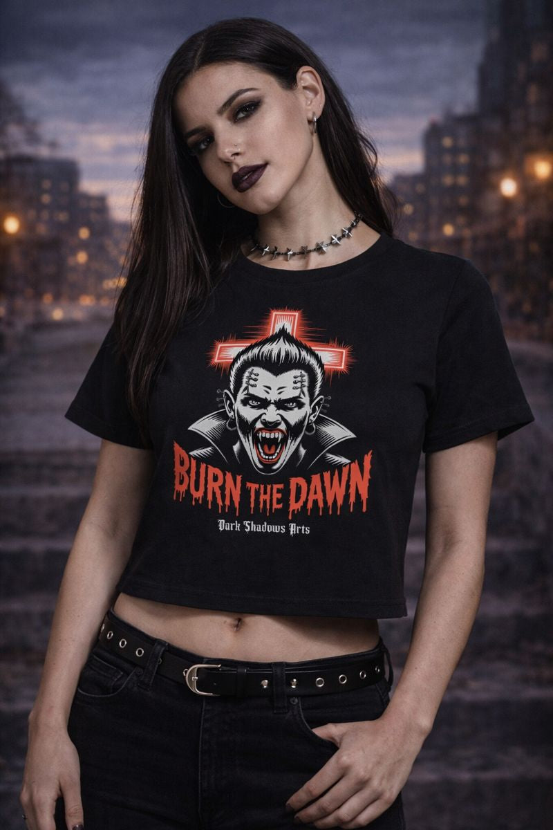 Ladies Cropped Tee mit Burn the Dawn Vampirmotiv von Dark Shadows Arts im düsteren Nacht-Setting