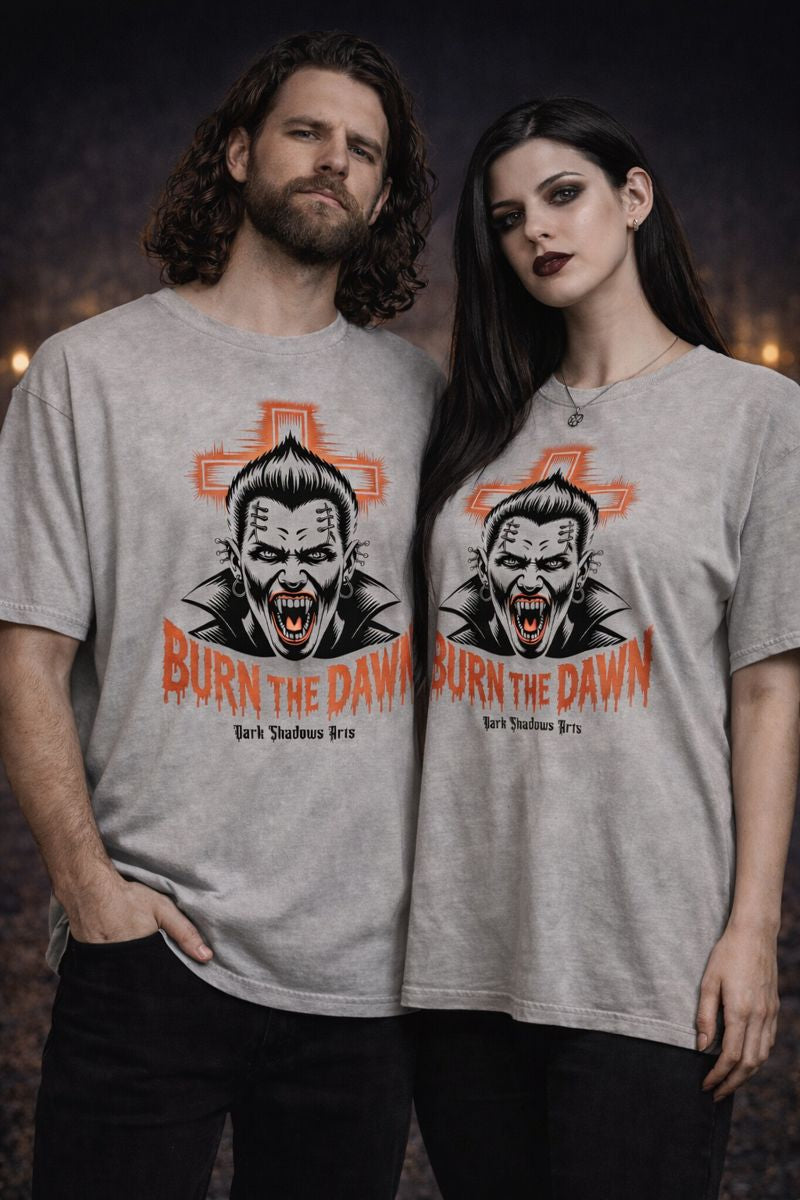 Oversized Shirt mit Burn the Dawn Vampirmotiv von Dark Shadows Arts im dunklen Streetwear-Setting