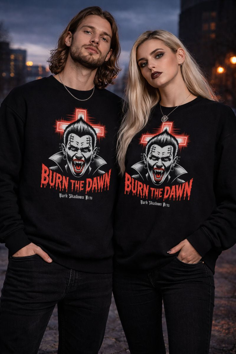 Sweatshirt mit Burn the Dawn Vampirmotiv von Dark Shadows Arts im dunklen, ruhigen Setting