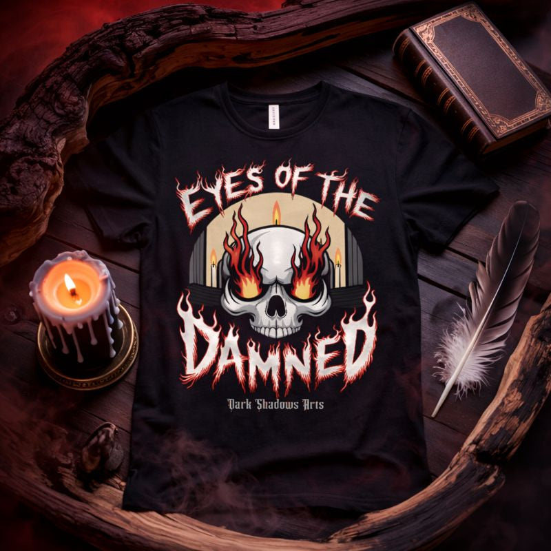Dark Shadows Arts Premium Gothic T-Shirt in Schwarz mit flammendem Totenkopf-Motiv und Schriftzug „Eyes of the Damned“, okkultes Symbol-Design für Gothic-Fans, Dark Art, Horror-Ästhetik und düstere Subkultur