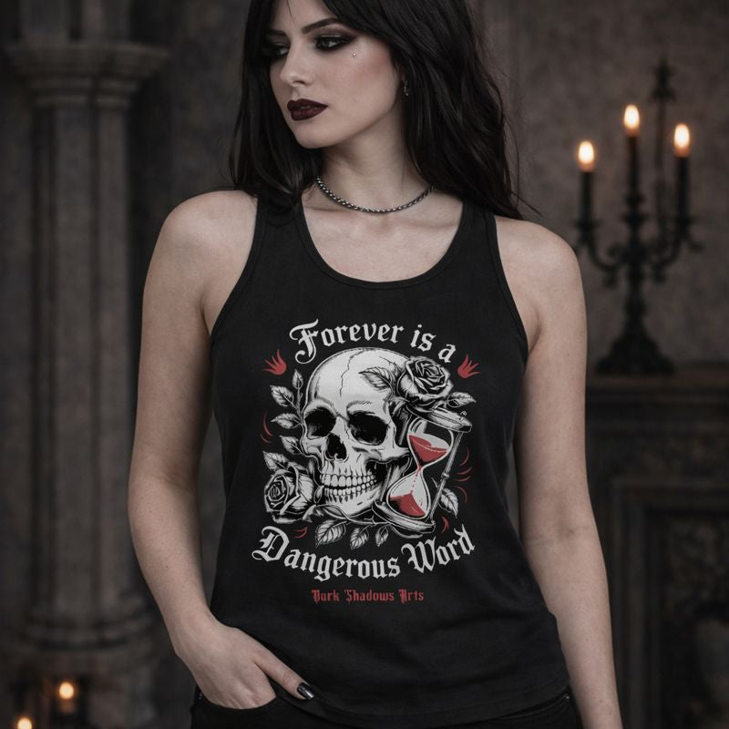 Schwarzes Classic Tanktop für Damen mit Dark Romantic Print „Forever is a Dangerous Word“, Totenkopf mit Rosen und Sanduhr, getragen von Model in düsterem Gothic Setting, Dark Shadows Arts