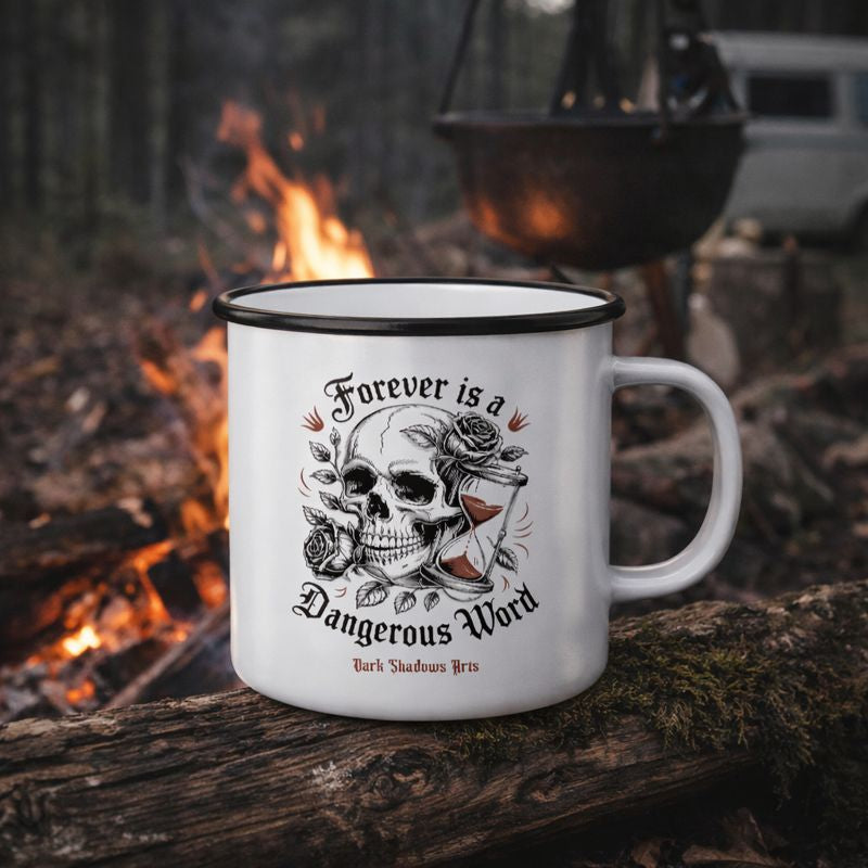 Weiße Emaille Tasse mit schwarzem Rand und Dark Romantic Motiv „Forever is a Dangerous Word“, Totenkopf mit Rosen und Sanduhr, Gothic Design von Dark Shadows Arts, inszeniert am Lagerfeuer im Outdoor-Setting