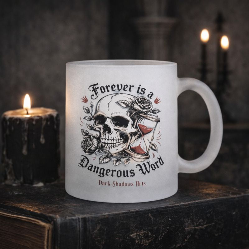 Satinierte Glas-Tasse mit Dark Romantic Motiv „Forever is a Dangerous Word“, Totenkopf mit Rosen und Sanduhr, Gothic Design von Dark Shadows Arts, inszeniert in stimmungsvollem Kerzen-Setting
