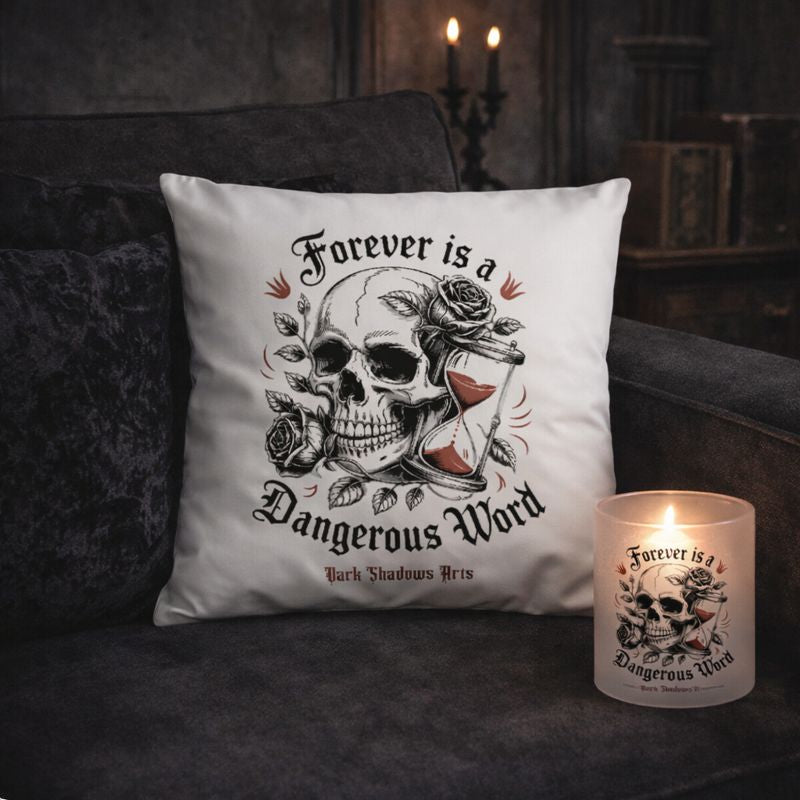 Weißes Dekokissen mit Dark Romantic Motiv „Forever is a Dangerous Word“, Totenkopf mit Rosen und Sanduhr, Gothic Design von Dark Shadows Arts
