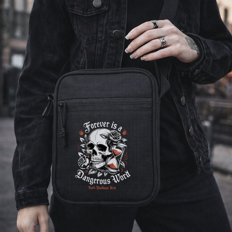 Schwarze Umhängetasche mit Dark Romantic Motiv „Forever is a Dangerous Word“, Totenkopf mit Rosen und Sanduhr, getragen von Model im urbanen Gothic Street-Setting, Design von Dark Shadows Arts