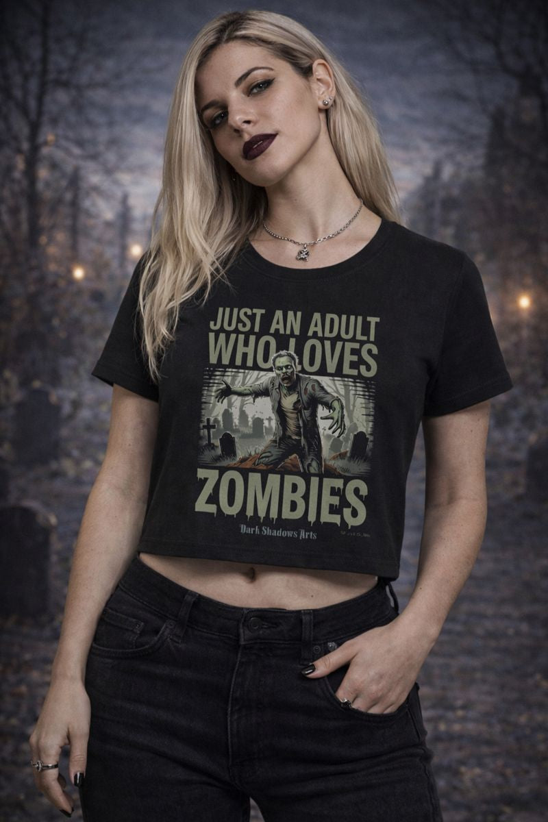Ladies Cropped Tee mit Just an Adult Who Loves Zombies Motiv von Dark Shadows Arts im urbanen Fun-Horror-Look