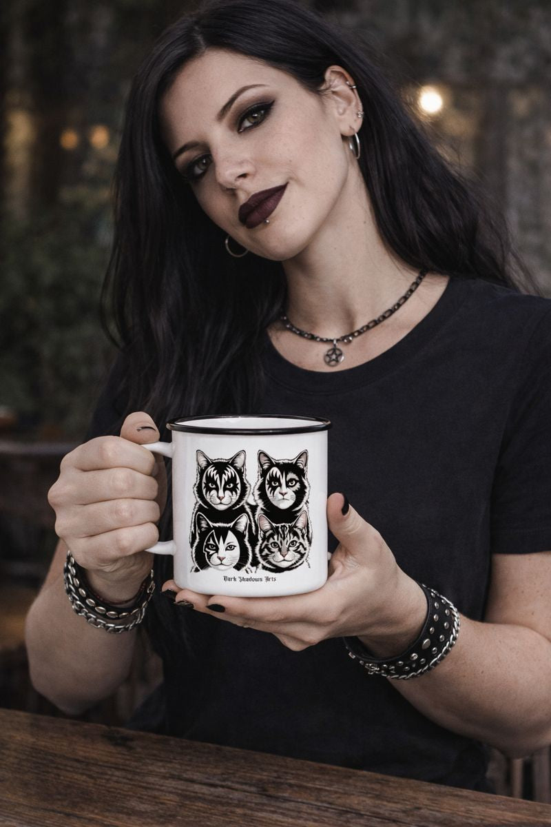 Emaille Tasse mit KISS Katzen Rockdesign von Dark Shadows Arts im lässigen Geschenk-Setting