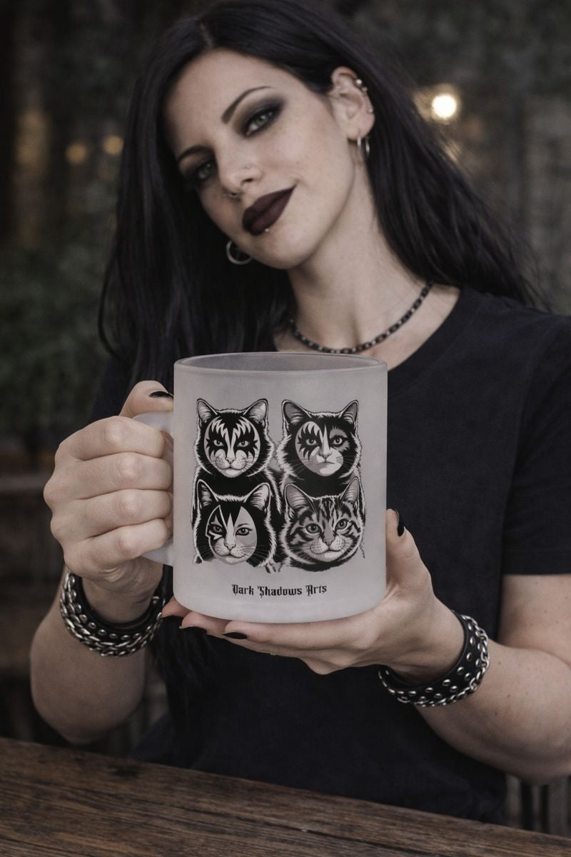 Satinierte Glas-Tasse mit KISS Katzen Rockmotiv von Dark Shadows Arts im modernen Wohnambiente