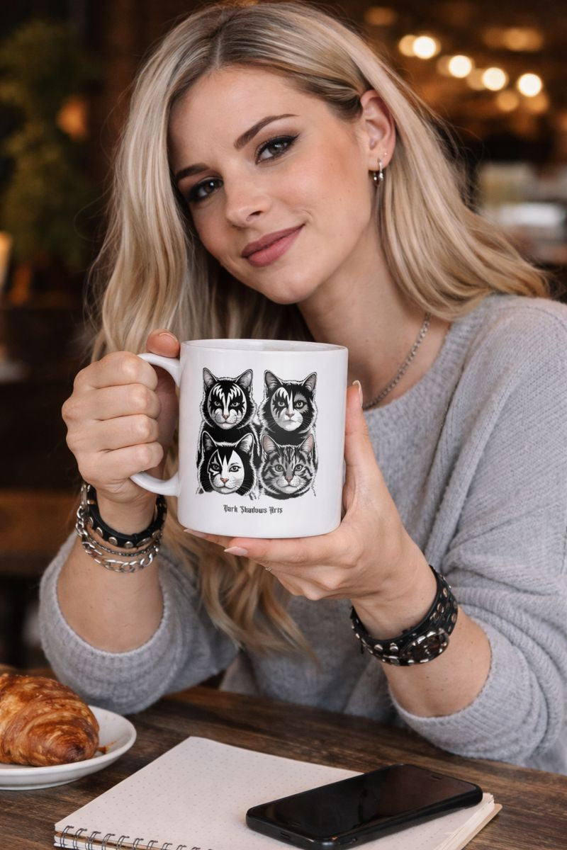 Keramiktasse mit KISS Katzen Rockmotiv von Dark Shadows Arts im alltäglichen Wohnsetting