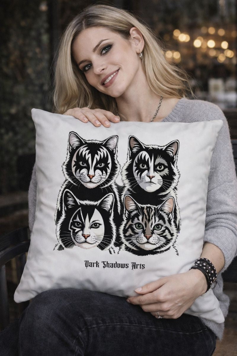 Kissen mit KISS Katzen Rockdesign von Dark Shadows Arts im gemütlichen Wohnsetting