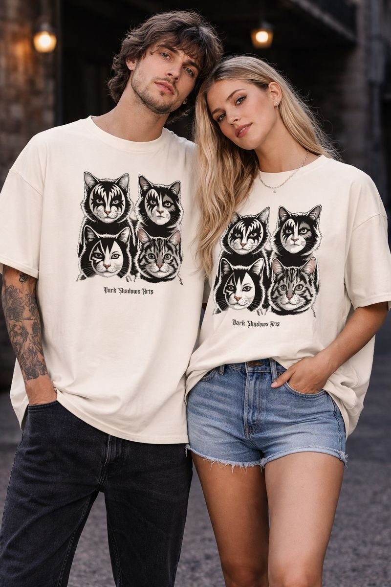 Oversized Shirt mit KISS Katzen Rockdesign von Dark Shadows Arts im urbanen Streetwear-Setting