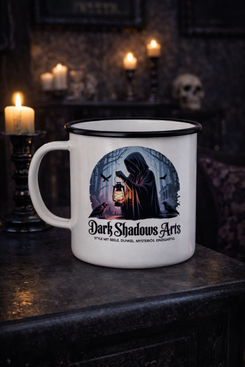 Emaille Tasse mit Lantern of the Silent Guardian von Dark Shadows Arts im düsteren, atmosphärischen Lifestyle-Look