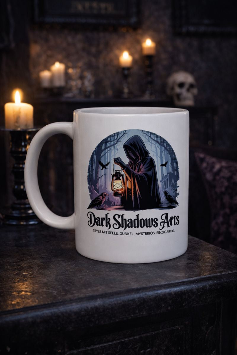 Keramiktasse mit Lantern of the Silent Guardian von Dark Shadows Arts im düsteren, atmosphärischen Lifestyle-Look