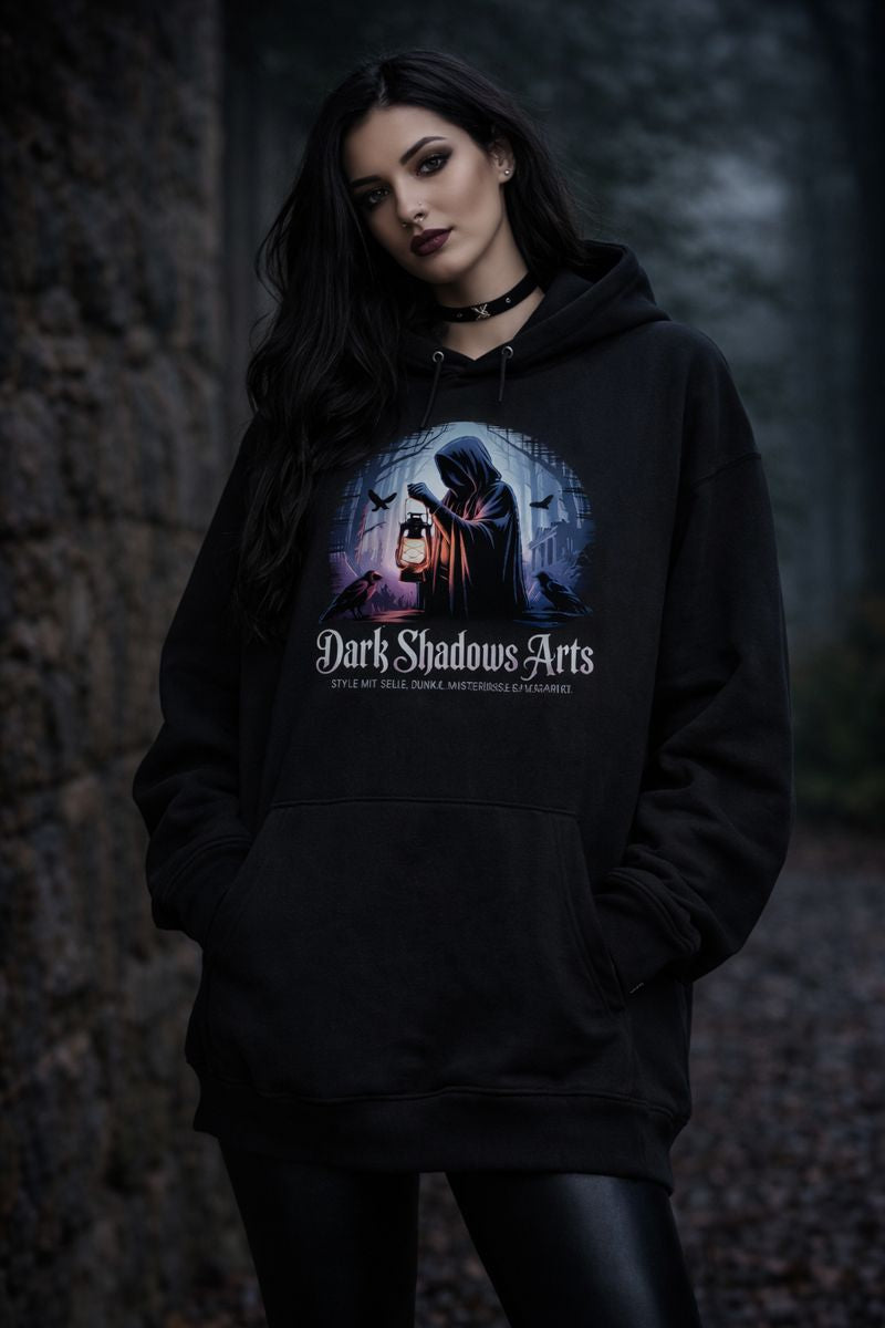 Oversized Hoodie mit Lantern of the Silent Guardian von Dark Shadows Arts im düsteren, atmosphärischen Lifestyle-Look