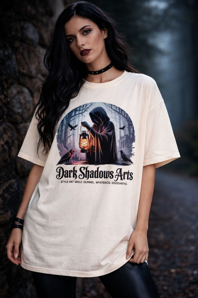Oversized Shirt mit Lantern of the Silent Guardian von Dark Shadows Arts im düsteren, atmosphärischen Lifestyle-Look