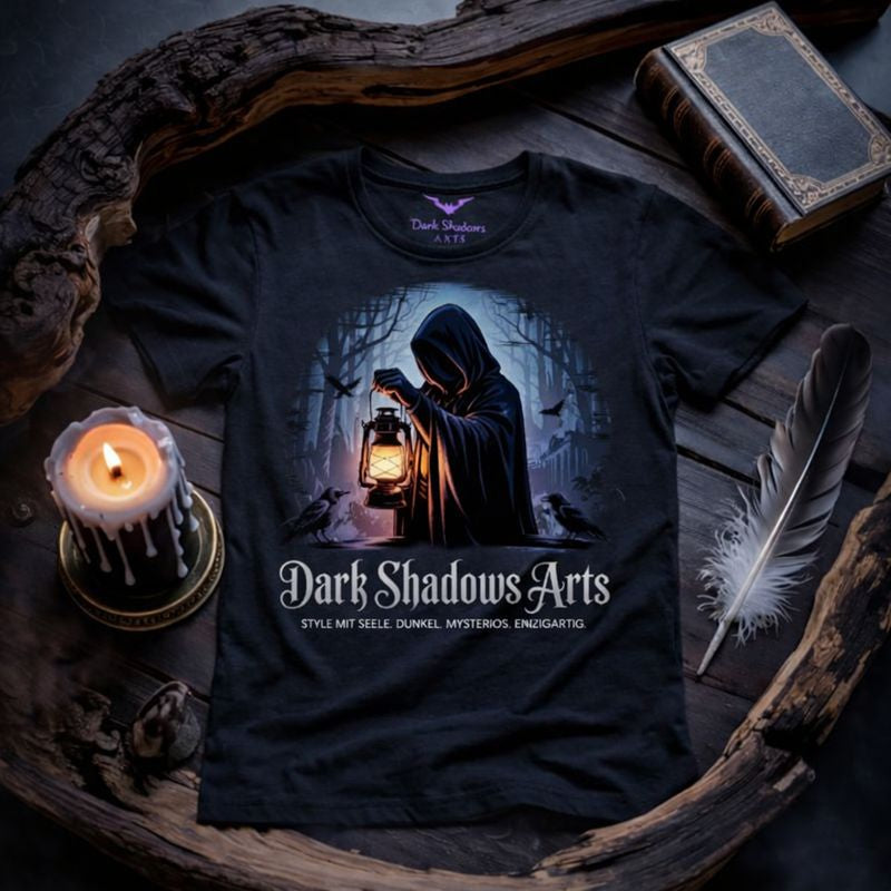 Schwarzes Premium T-Shirt von Dark Shadows Arts mit Motiv Lantern of the Silent Guardian, mystische verhüllte Gestalt mit Laterne im dunklen Wald, Gothic Fantasy Design mit geheimnisvoller Atmosphäre