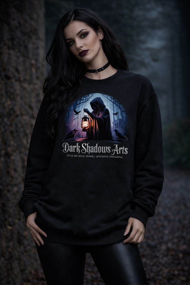 Sweatshirt mit Lantern of the Silent Guardian von Dark Shadows Arts im düsteren, atmosphärischen Lifestyle-Look