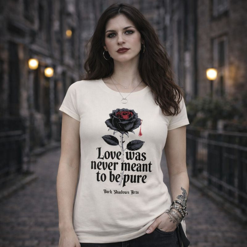 Offwhite Premium Organic Damen T-Shirt mit Dark Romantic Motiv „Love Was Never Meant to Be Pure“, schwarze Rose mit rotem Tropfen und Statement-Schriftzug, minimalistisches Gothic Design von Dark Shadows Arts