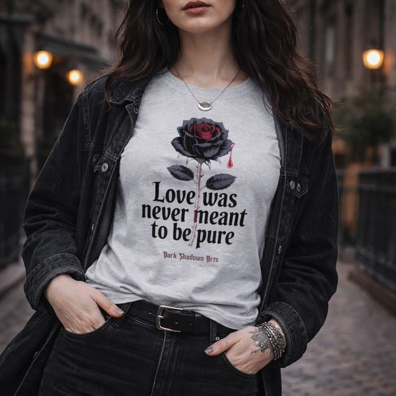 Graues Premium T-Shirt mit Dark Romantic Motiv „Love Was Never Meant to Be Pure“, schwarze Rose mit rotem Akzent, getragen von Model im urbanen Gothic Street-Setting, Design von Dark Shadows Arts