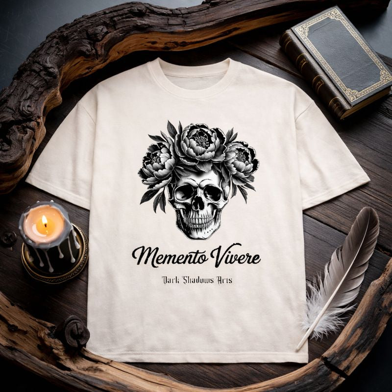 Premium Oversized T-Shirt „Memento Vivere“ von Dark Shadows Arts mit floraler Totenkopf-Grafik im dunklen, mystischen Flatlay-Mockup