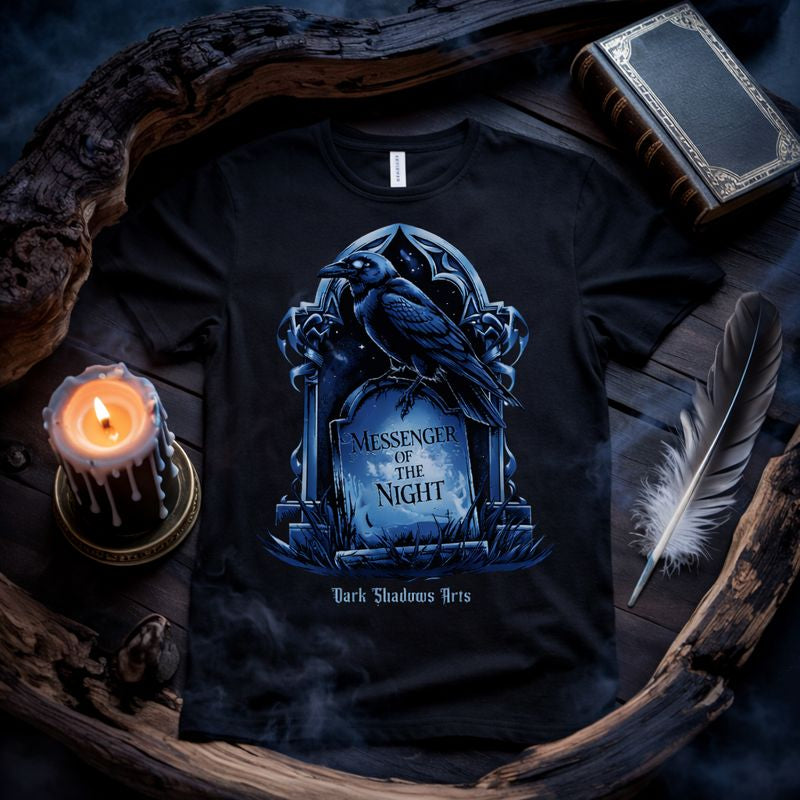 Dark Shadows Arts Premium Gothic T-Shirt in Schwarz mit Raben-Illustration auf Grabstein und Schriftzug „Messenger of the Night“, düsteres Wächter-Motiv für Gothic-Fans, Dark Fantasy, Mystik und alternative Mode.