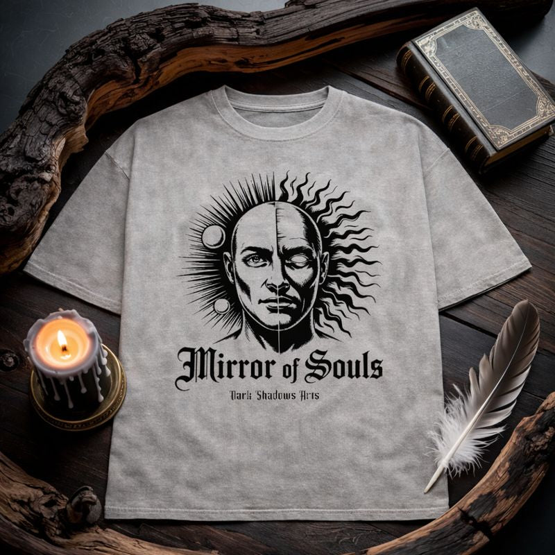 Dark Shadows Arts Premium Oversized Shirt „Mirror of Souls“ – schwarzes Oversize T-Shirt mit dualem Gesichtsmotiv zwischen Licht und Schatten im mystischen Dark-Art-Flatlay-Mockup
