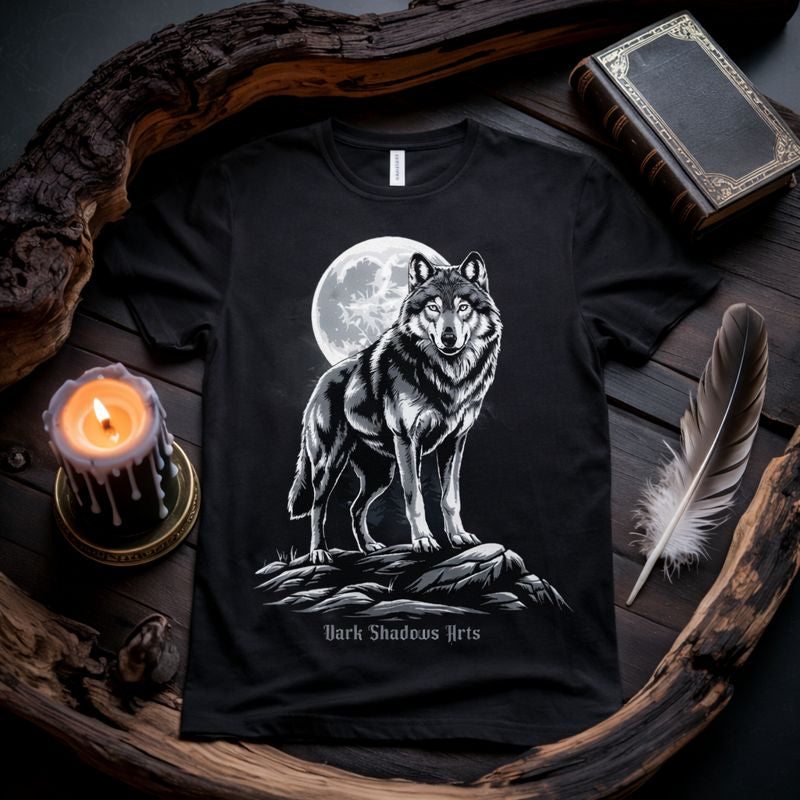 Dark Shadows Arts Premium Gothic T-Shirt in Schwarz mit detailreicher Wolf-Illustration vor Vollmond „Moonbound Wolf“, Wächter & Legenden Design für Gothic-Fans, Naturmystik, Dark Fantasy und alternative Mode.