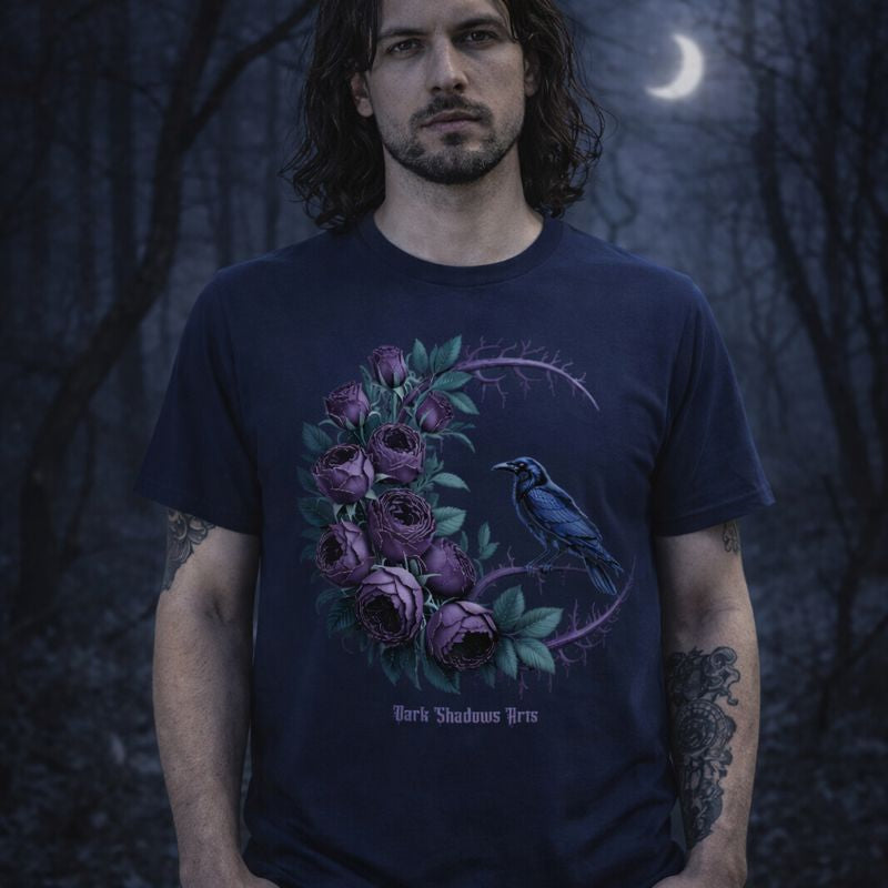 Dunkelblaues Premium T-Shirt mit Gothic Motiv „Moonlit Mourning“, violette Rosen in einem floralen Dornenkreis mit Raben, mystisches Dark-Romantic Design von Dark Shadows Arts