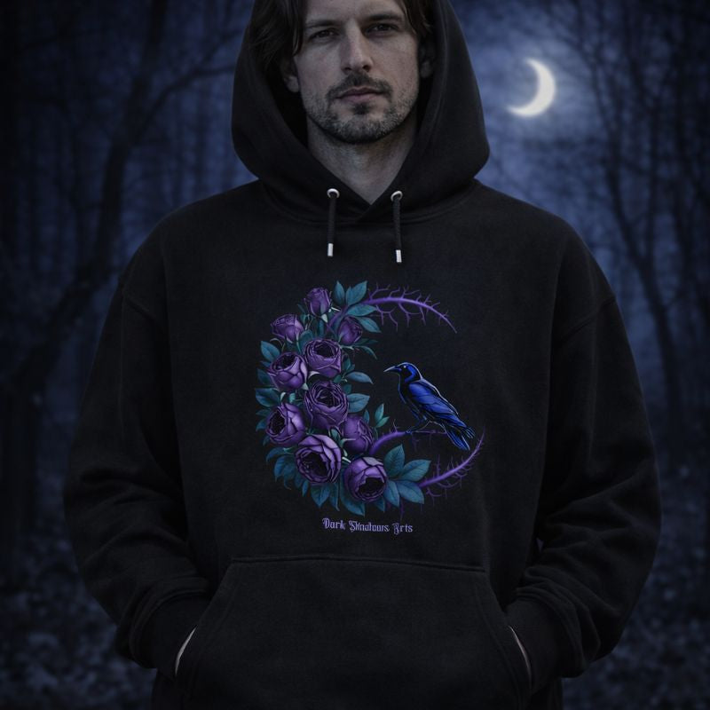 Schwarzer Oversized Hoodie mit Gothic Motiv „Moonlit Mourning“, violette Rosen im floralen Dornenkreis mit Rabe, getragen von männlichem Model im nächtlichen Wald bei Mondlicht, Dark-Romantic Design von Dark Shadows Arts
