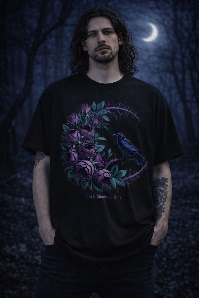 Schwarzes Oversized T-Shirt mit Gothic Motiv „Moonlit Mourning“, violette Rosen in floralen Dornenkreis mit Raben, mystisches Dark-Romantic Design von Dark Shadows Arts