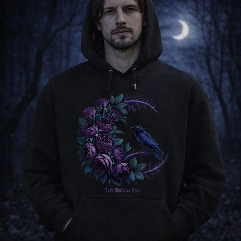 Schwarzes Oversized T-Shirt mit Gothic Motiv „Moonlit Mourning“, violette Rosen im floralen Dornenkreis mit Raben, getragen von Model im nächtlichen Wald bei Mondlicht, Dark-Romantic Design von Dark Shadows Arts
