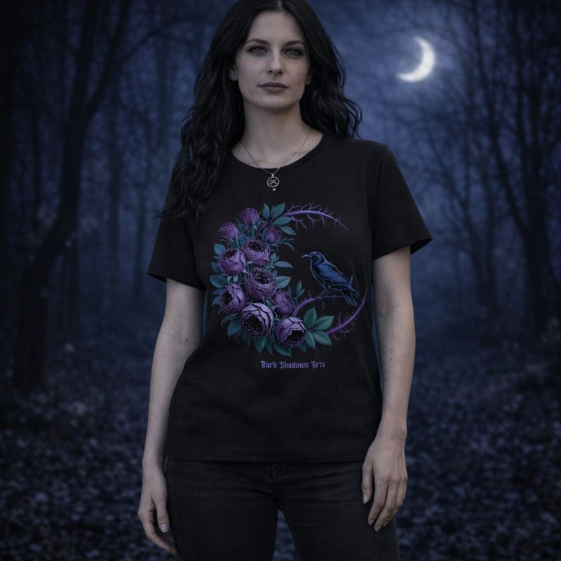 Schwarzes Premium Organic Damen T-Shirt mit Gothic Motiv „Moonlit Mourning“, violette Rosen im floralen Dornenkreis mit Rabe, Dark-Romantic Design von Dark Shadows Arts
