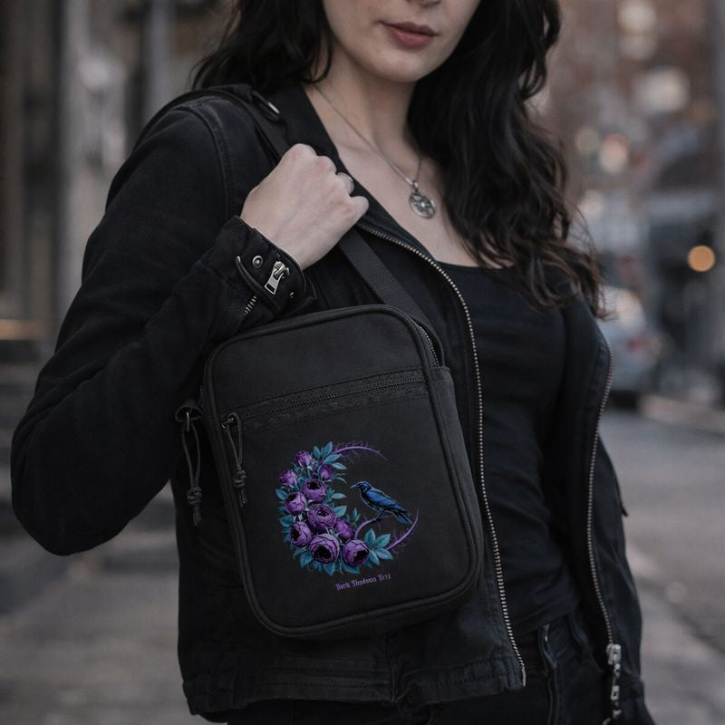 Schwarze Umhängetasche mit Gothic Motiv „Moonlit Mourning“, violette Rosen im floralen Dornenkreis mit Rabe, Dark-Romantic Design von Dark Shadows Arts