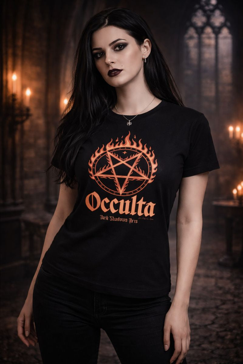 Premium Organic Shirt Women mit Occulta Okkultsymbol von Dark Shadows Arts im ruhigen, dunklen Setting
